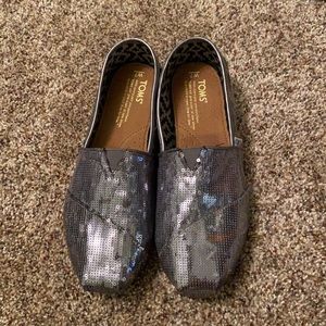 Women’s Tom’s size 7